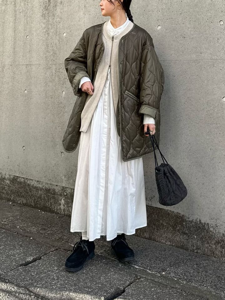 シャツワンピースは軽やかさがあり秋冬コーデにもおすすめです 出典：WEAR