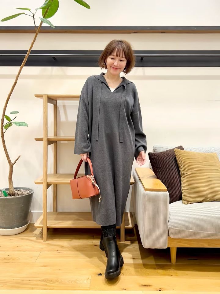 首もとが開いているデザインなら抜け感があって、レイヤードも楽しめます 出典：WEAR