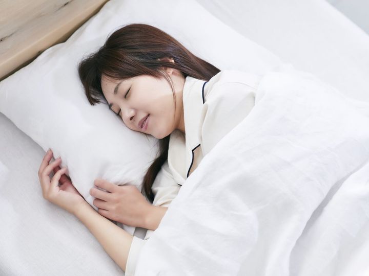 【医師が解説】ワクチン接種の効果を最大限に引き出すために、「7時間以上の睡眠」が重要なことが明らかになりました。接種当日だけでなく、接種後2～3日の良質な睡眠も重要です。免疫を強めるための具体的なポイントを、分かりやすく解説します。（※画像：アマナイメージズ）