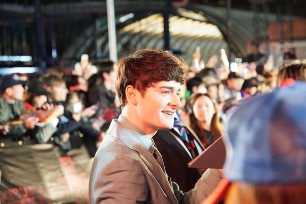 レッドカーペットでファンサービスに専念！