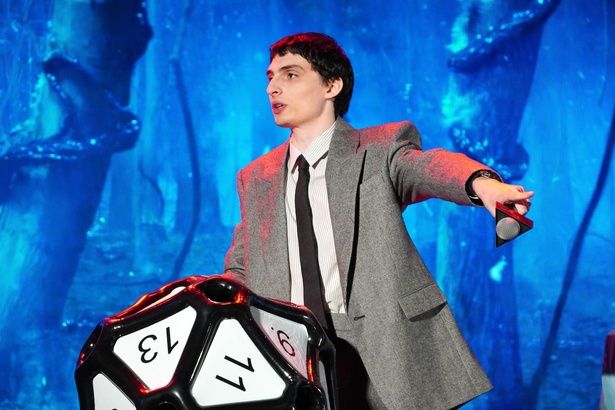 フィン・ヴォルフハルト(マイク役)がダイスを蹴ると…