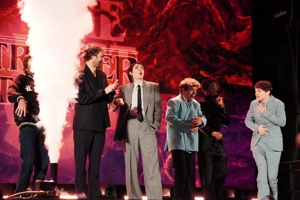 【写真を見る】ド派手な演出にびっくり！フィン・ヴォルフハルトやノア・シュナップがあらゆる表情を見せて会場も大盛り上がり