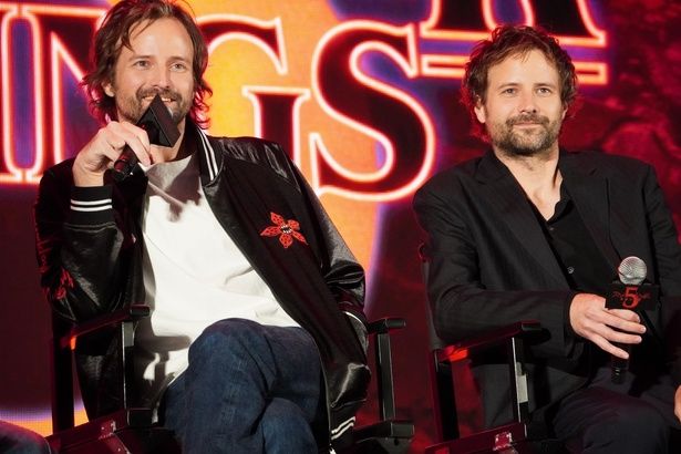 本シリーズのショーランナーを務めるマット＆ロス・ダファー