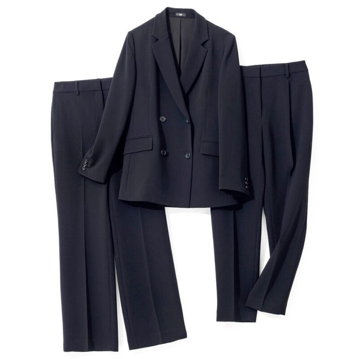 右から、裾に向かって細くなる美脚効果抜群のテーパードシルエット。足さばきがよく、すっきりとした佇まいをかなえる。テーパードパンツ1万2000円、プレーンなダブルブレストで着るシーンを選ばない。ややコンパクトなサイズ感でボタンを開けて羽織ってもかっこよく決まる。ジャケット2万3000円、センタープレス入りのスラリとしたラインが美しいストレートシルエット。膝を少し絞ってあり、膝下が長く見える効果も。ストレートパンツ1万3000円（すべてプラステ）