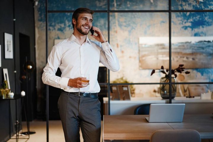 笑顔で電話する男性