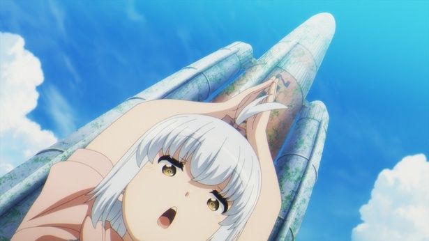 アイリがH-IIロケットの模型前でポーズを決める/ TVアニメ『終末ツーリング』第7話場面カット