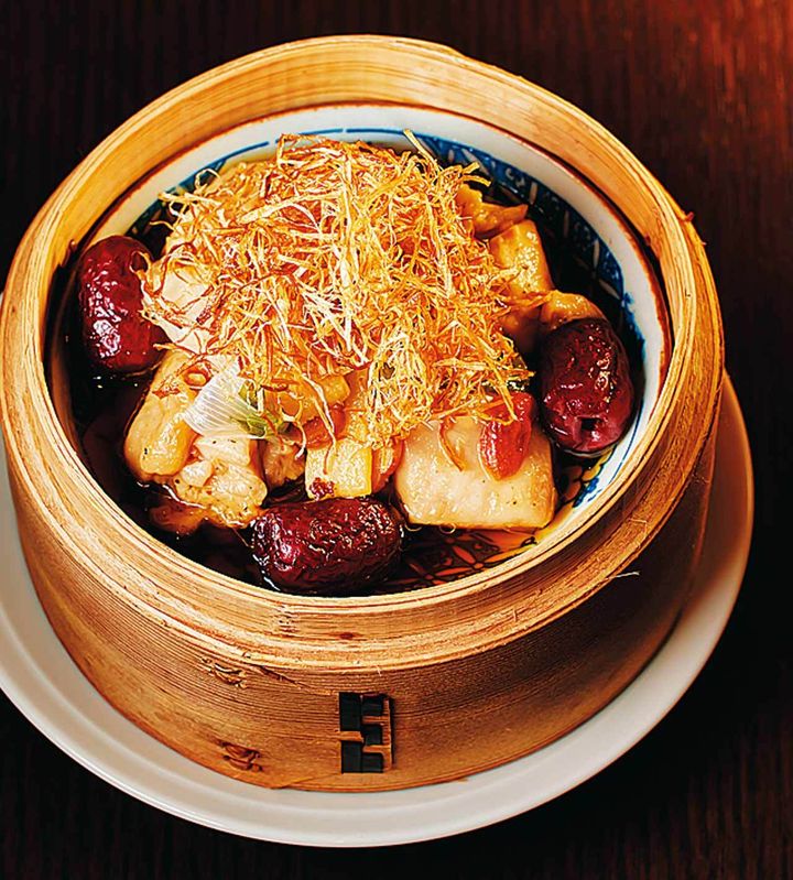 茅場町『可視化飯店』の「鶏モモ肉と棗の紹興酒蒸し」