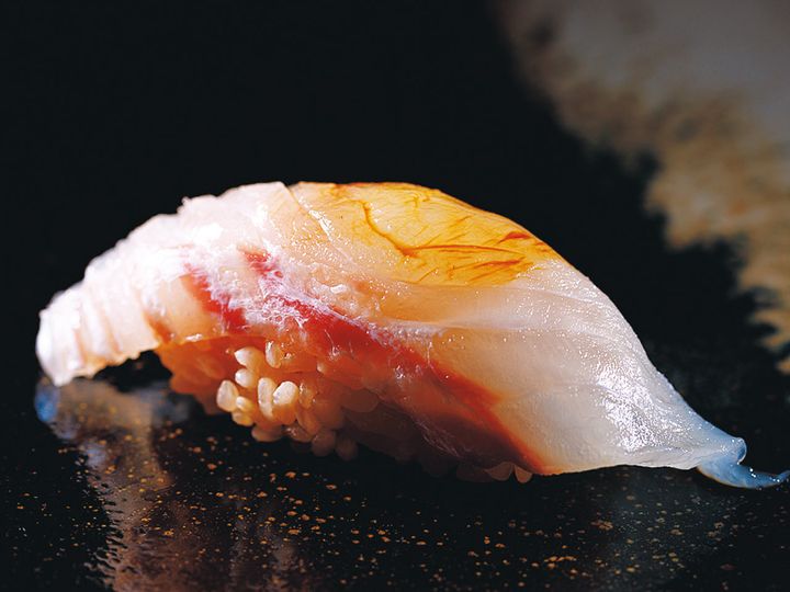 新富町『芳尾』の「ひらめの昆布締め」