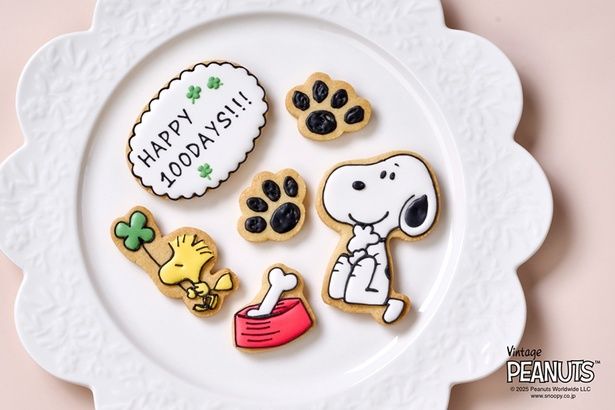 アイシングクッキーは、スヌーピーとウッドストック、お食い初めを祝う吹き出しなど、華やかなデザイン