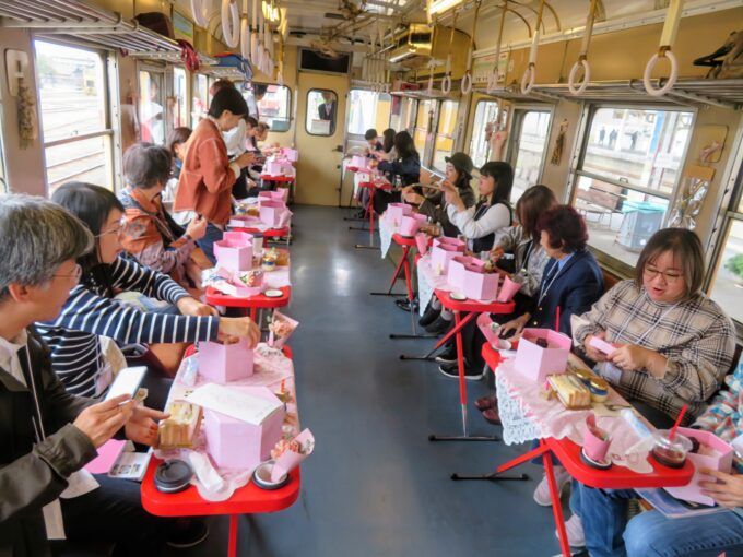 アフタヌーンティー列車の車内