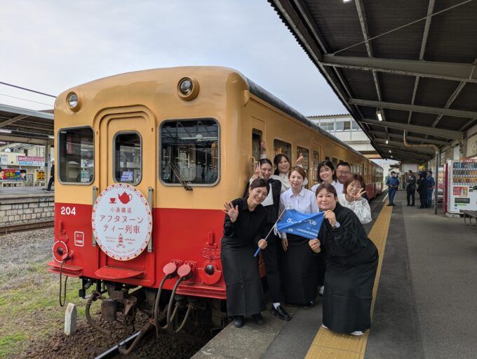 ushikuni cafeの曽根晴さん（手前左）とスタッフの皆さん