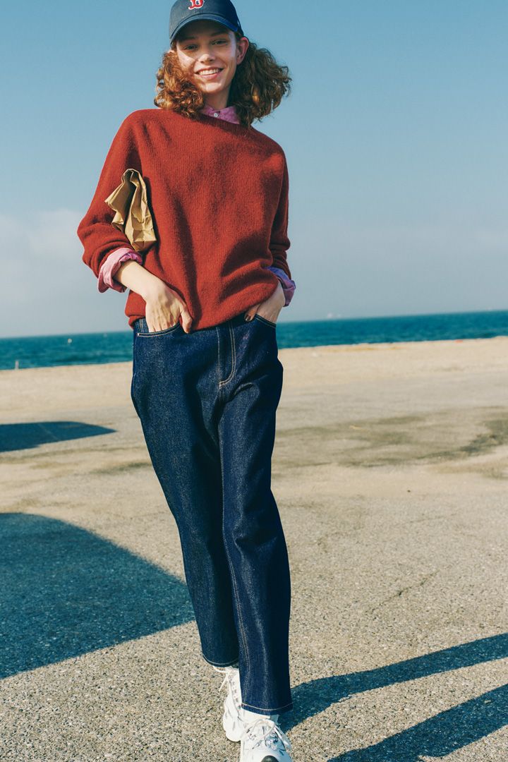 秋冬の定番はやっぱりデニム×ニット。色やインナーでおしゃれを楽しんで【本日のFUDGE GIRL-11月23日】