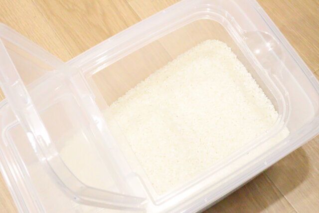 ダイソー 米びつ兼フードストッカー フタ 小窓