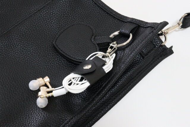 ダイソーのカバンに付けられるケーブルクリップ（フェイクレーザー、カラビナタイプ）