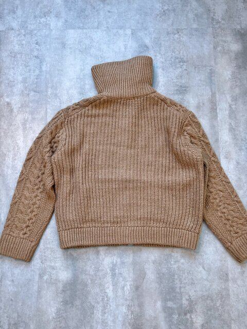 GUケーブルニットブルゾン ブラウンの背面