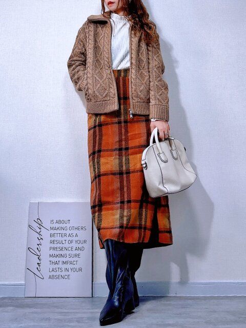 GUケーブルニットブルゾンとオレンジチェックスカートコーデ