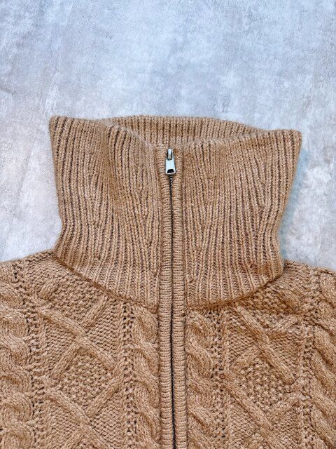 GUケーブルニットブルゾンの襟元