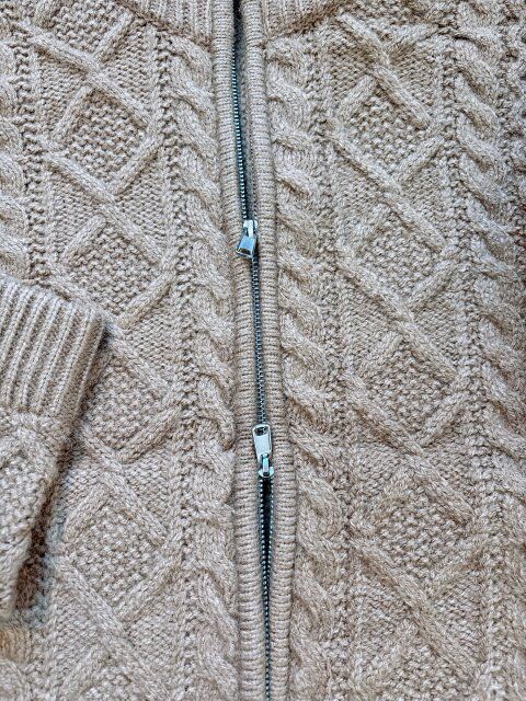 GUケーブルニットブルゾンのダブルジップ部分