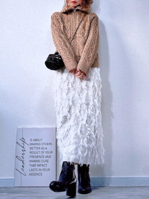 GUケーブルニットブルゾンと白ニットスカートのコーデ