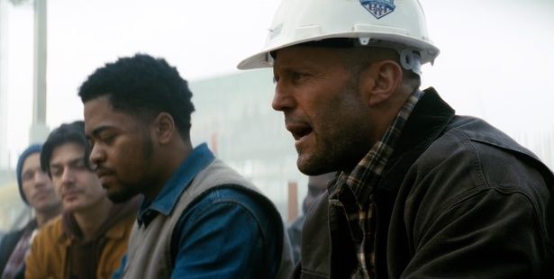 真剣な表情で現場監督としての仕事(Work)に取り組む主人公ケイド(ジェイソン・ステイサム) [c] 2025 CADENCE PRODUCTIONS LIMITED