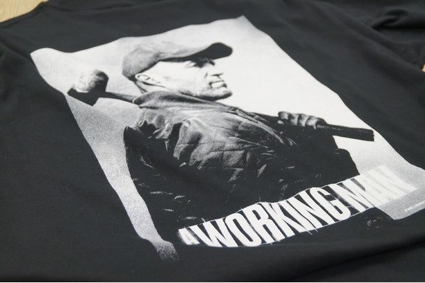 背面にはハンマーを持ったクールな現場ステイサムがプリントされている [c] 2025 CADENCE PRODUCTIONS LIMITED