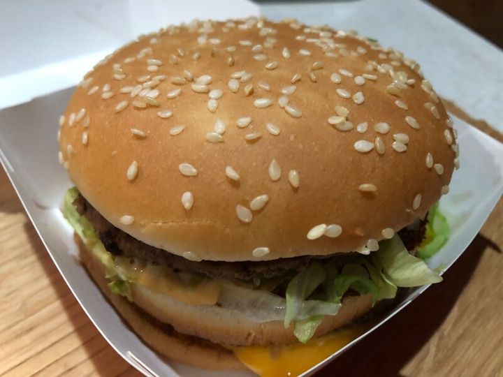 マクドナルドの「ビッグマック」。チーズがとろりと出ているのが美味しそう