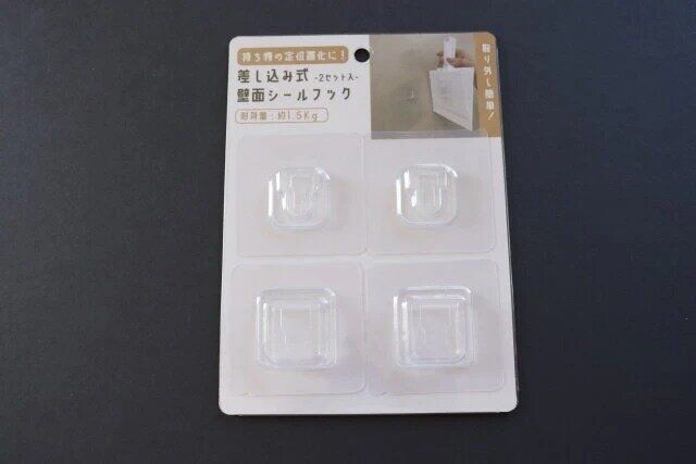 ダイソーの差し込み式壁面シールフックのパッケージ