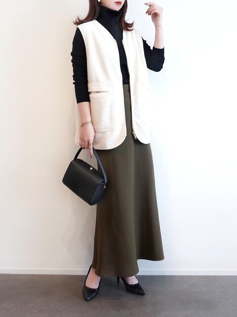 2025冬大人女性おすすめボアベスト黒タートルネックコーデ