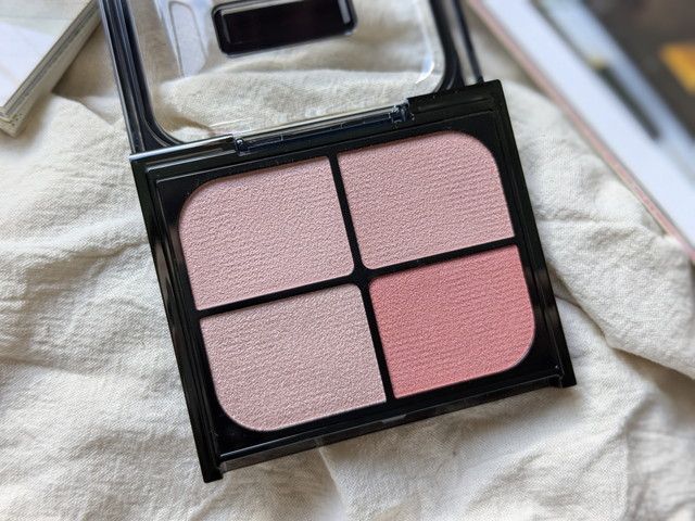 KATE バウンシーチークシャドウ PK-2 を腕にスウォッチした様子