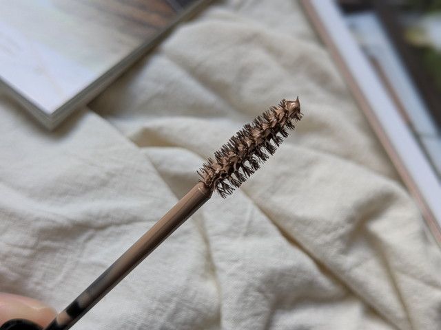 KATE 3DアイブロウカラーZ GY-3 アイスグレージュをブラシに取った様子