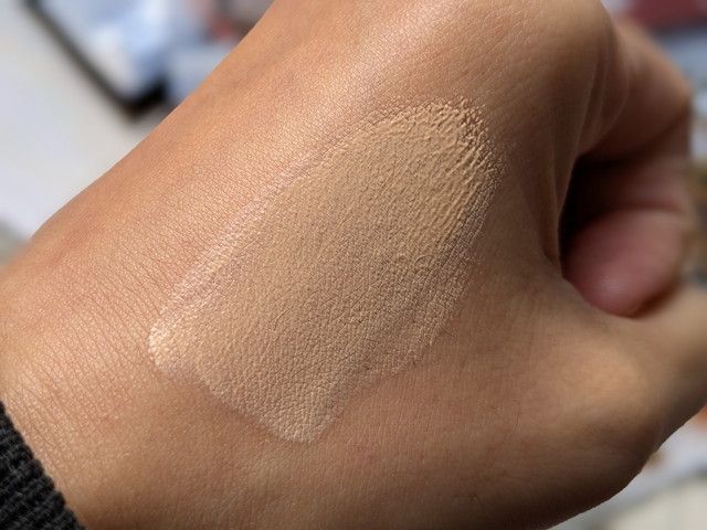 KATE エアリーチェンジリキッド 02番を手の甲に塗布した様子