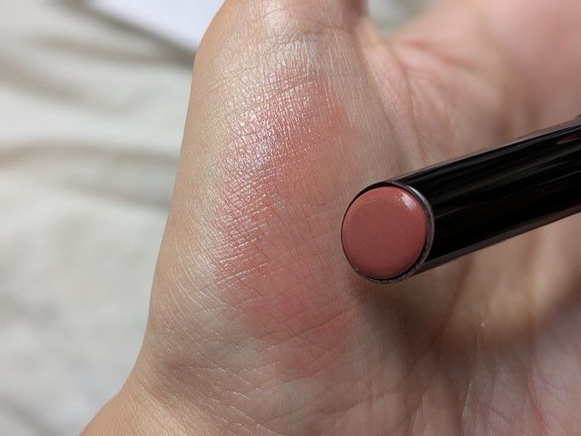 KATE リップモンスター 19番を手の甲に塗布した様子