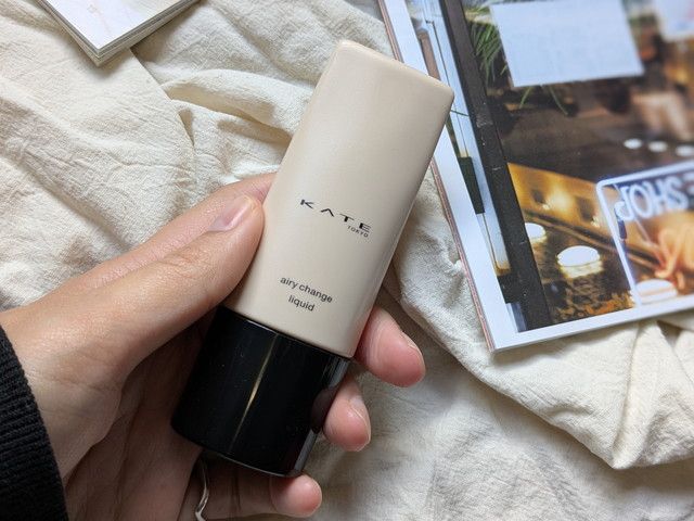 KATE エアリーチェンジリキッドのボトル
