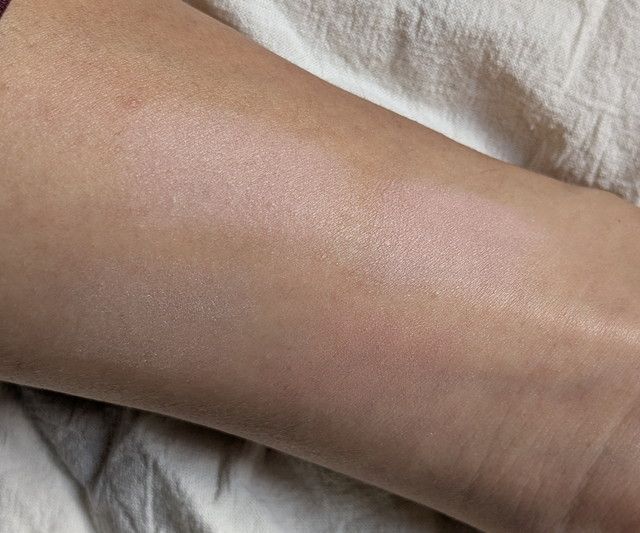 KATE バウンシーチークシャドウ PK-2 を目もとと頬に使用した仕上がり