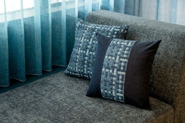 福山デニムのクッション。ただ泊まるだけではない、風景に触れ、文化と出合う宿