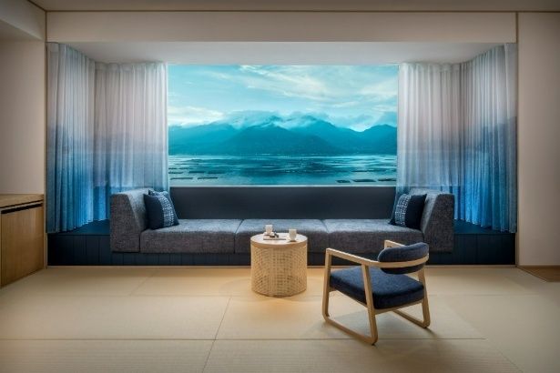 グラデーションカーテンが包み込む瀬戸内海の景観。椅子に身をゆだね、目の前に広がる海を眺めるだけで日常から遠く離れる