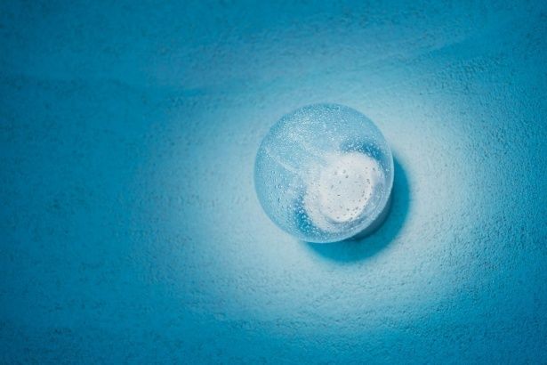 庵治ガラスの照明。自然が描く絶景と、職人の手が紡ぐ意匠が見事にそろう