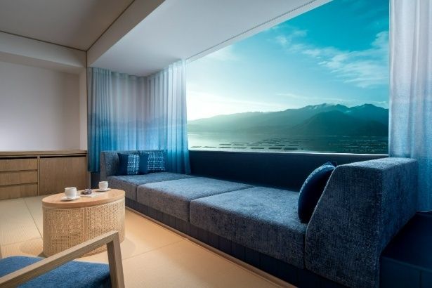 「界 宮島」のご当地部屋「海霧(うみぎり)の間」。大きな窓から見渡す瀬戸内海は穏やかで贅沢な時間をもたらしてくれる