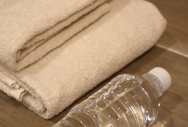 タオルとペットボトルの水 水分補給 温泉施設 イメージ