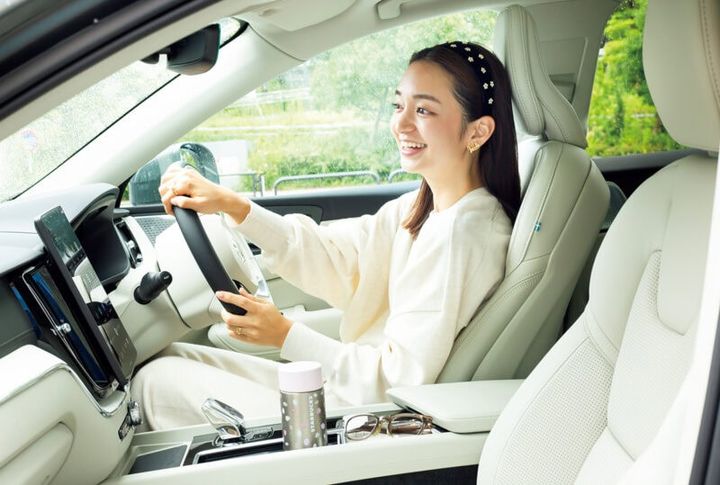 シンプルなエクリュカラーのセットアップがXC60のインテリアと品よくマッチ