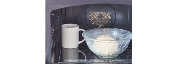 耐熱の大きめのマグカップに水1カップを入れ、ラップはかけずに電子レンジで2分加熱し庫内に置いたまま横に2を置く （C）韓国人オッパ セミ／KADOKAWA