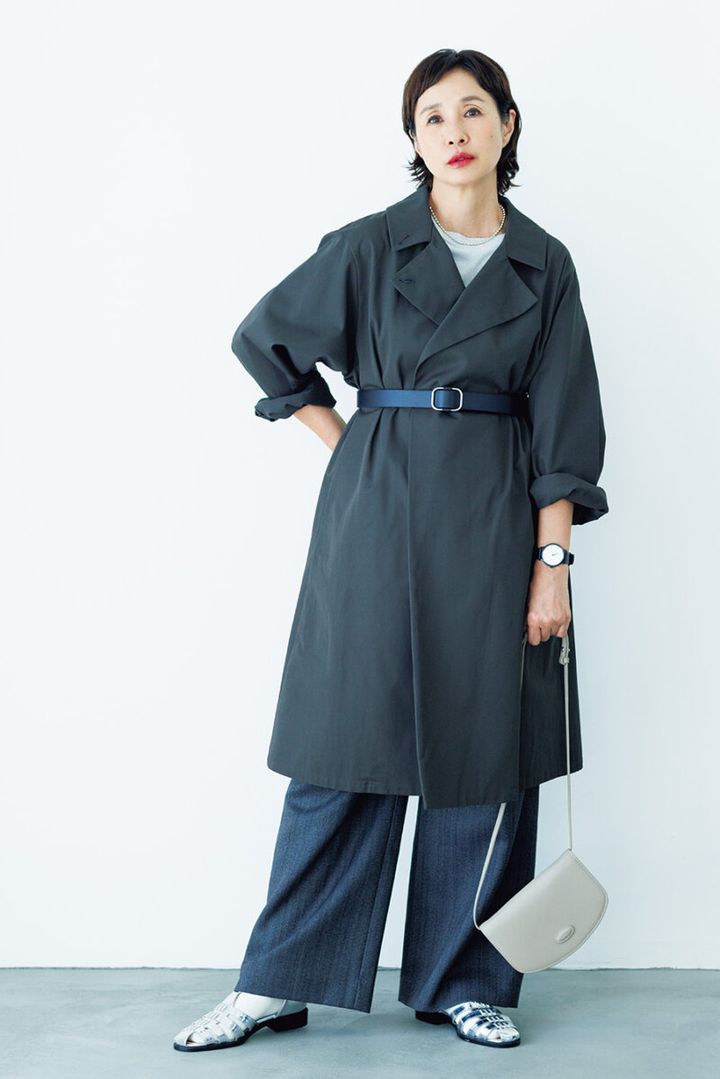 ベルト￥1,980 ／グローバルワーク（アダストリア）、コート￥25,300／ ミズイロインド（マーコート）、ニット￥24,200 ／ケイ ハヤマ プリュス、パンツ￥35,200／ティッカ、バッグ￥18,700 ／ローソウル、サンダル￥23,100 ／フラワーズ バイ シエテ（シップス インフォメーションセンター）、ネックレス￥33,000／ミチ ウィルウェイ、時計￥57,200 ／さざれ（ともにフォーティーン ショールーム）、靴下￥1,100 ／タビオ