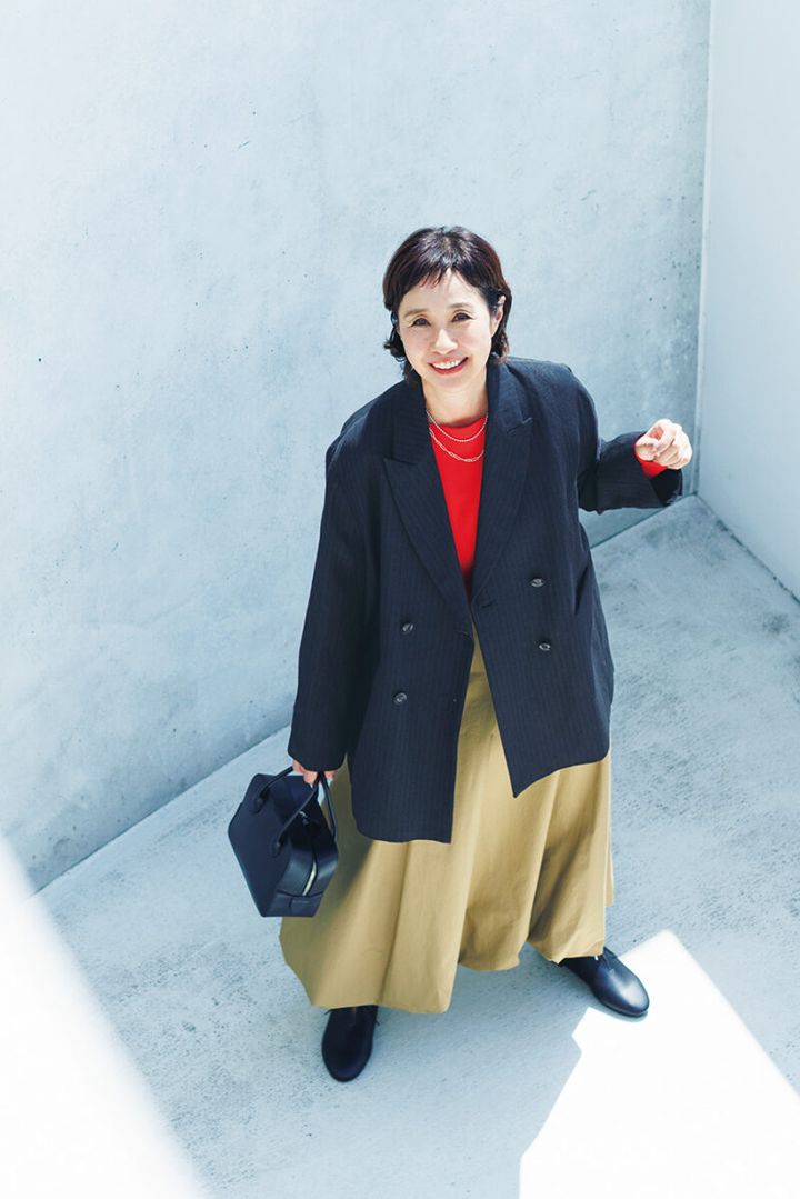 ジャケット￥55,000／ロワズィール、ニット￥17,600／レリル（マイク・グレー）、スカート￥17,930／ミズイロインド（マーコート）、バッグ￥68,200／メイソン カナウ（ヤマニ）、シューズ￥14,300／オポジット オブ ブルガリティ（UTS PR）、コンビカラーネックレス￥46,200／ミチ ウィルウェイ（フォーティーン ショールーム）