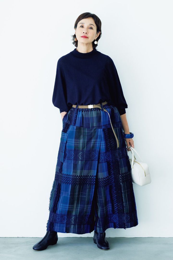 ベルト￥13,200 ／レフィエ（フラッパーズ）、ニット￥25,300 ／シップス プライマリーネイビー レーベル（シップス インフォメーションセンター）、パンツ￥137,500／プランテーション（エイ・ネット）、バッグ￥38,500 ／ルメメ、ブーツ￥89,100／ブレンテッラ（ハウス オブ ロータス 二子玉川店）、ピアス￥11,880、バングル￥12,960／ともにアビステ