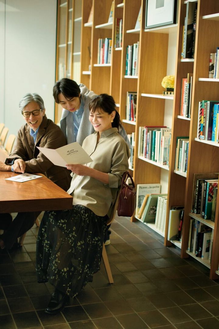 ピアス¥12,760／フル・オブ・グレイス、ネックレス¥32,340／フェルセラ（ともにズットホリック） 【夫】ジャケット¥46,200、パンツ¥29,700／ともにサンディニスタ（カバーコード ナカメグロ）、シャツ¥2,990／ユニクロ、メガネ／私物 【息子】シャツ¥2,990、スエット¥2,990／ともにユニクロ、パンツ¥7,990／ギャップ、 靴¥15,950／ニューバランス（ニューバランスお客様相談室）