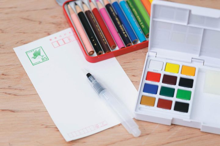 色鉛筆や水彩セットはミニサイズのものだと荷物にならず◎。「下手だっていいんです。だって自分宛てだもの（笑）」