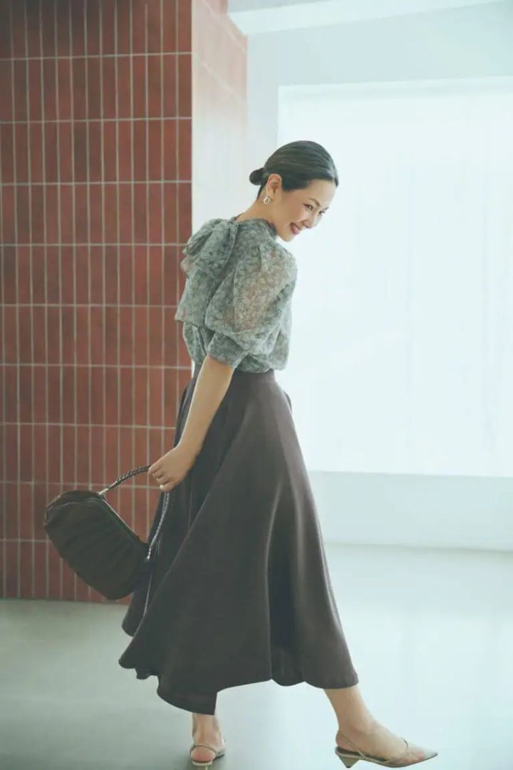 ブラウス¥72,600、スカート¥64,900、靴¥53,900／すべてコルコバード、ピアス¥66,000／ダブルスタンダードクロージング（すべてフィルム）、バッグ¥ 31,900／リンク