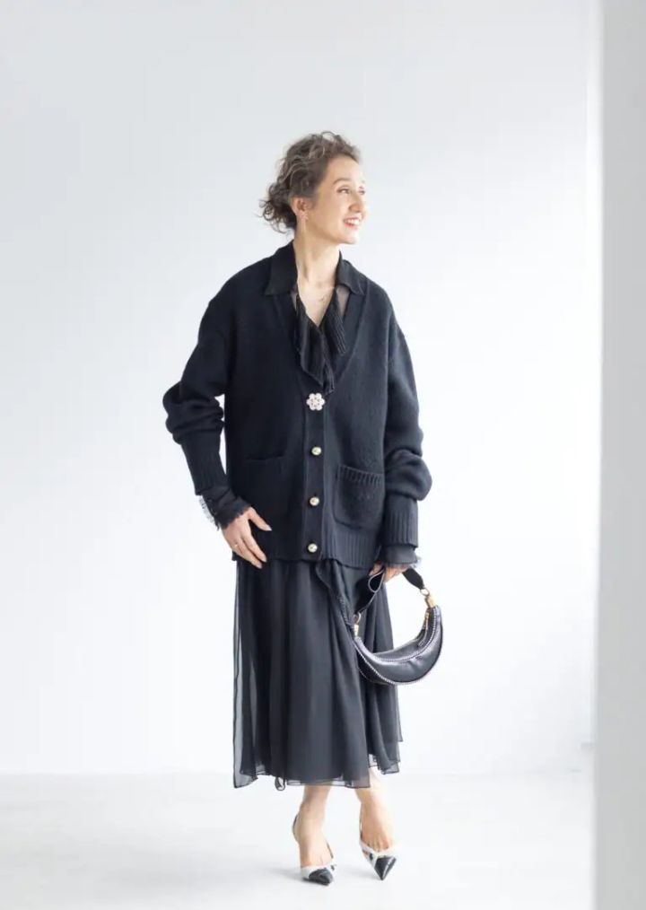 カーディガン¥198,000、ワンピース¥429,000、バッグ¥181,500／すべてヌメロ ヴェントゥーノ（イザ）、シングルピアス¥67,100、ネックレス¥218,900、重ねたダブルリング各¥79,200／すべてヒロタカ（ヒロタカ 表参道ヒルズ）、シューズ¥140,800／ロド（メゾン・ディセット）