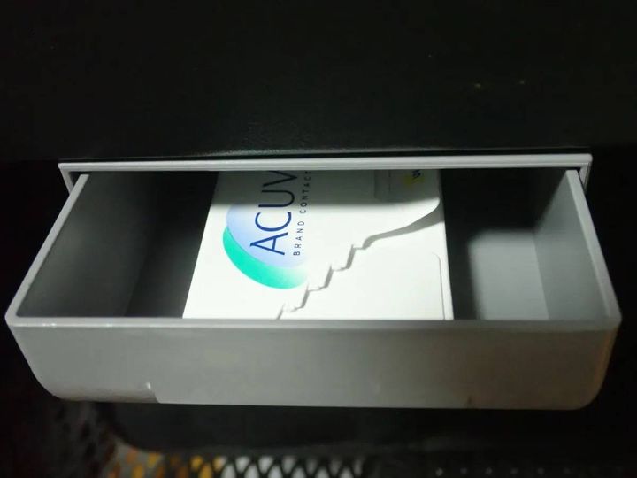 DAISO(ダイソー)：取り付け式引き出し(9.3cm×12.5cm×4cm)