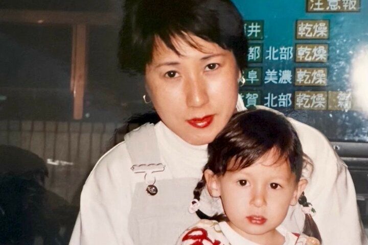 【写真・画像】「1日3回警察から電話」「6年間口を聞かなかった」ピンク髪ギャルの育ての母、大変だった育児を振り返る 1枚目